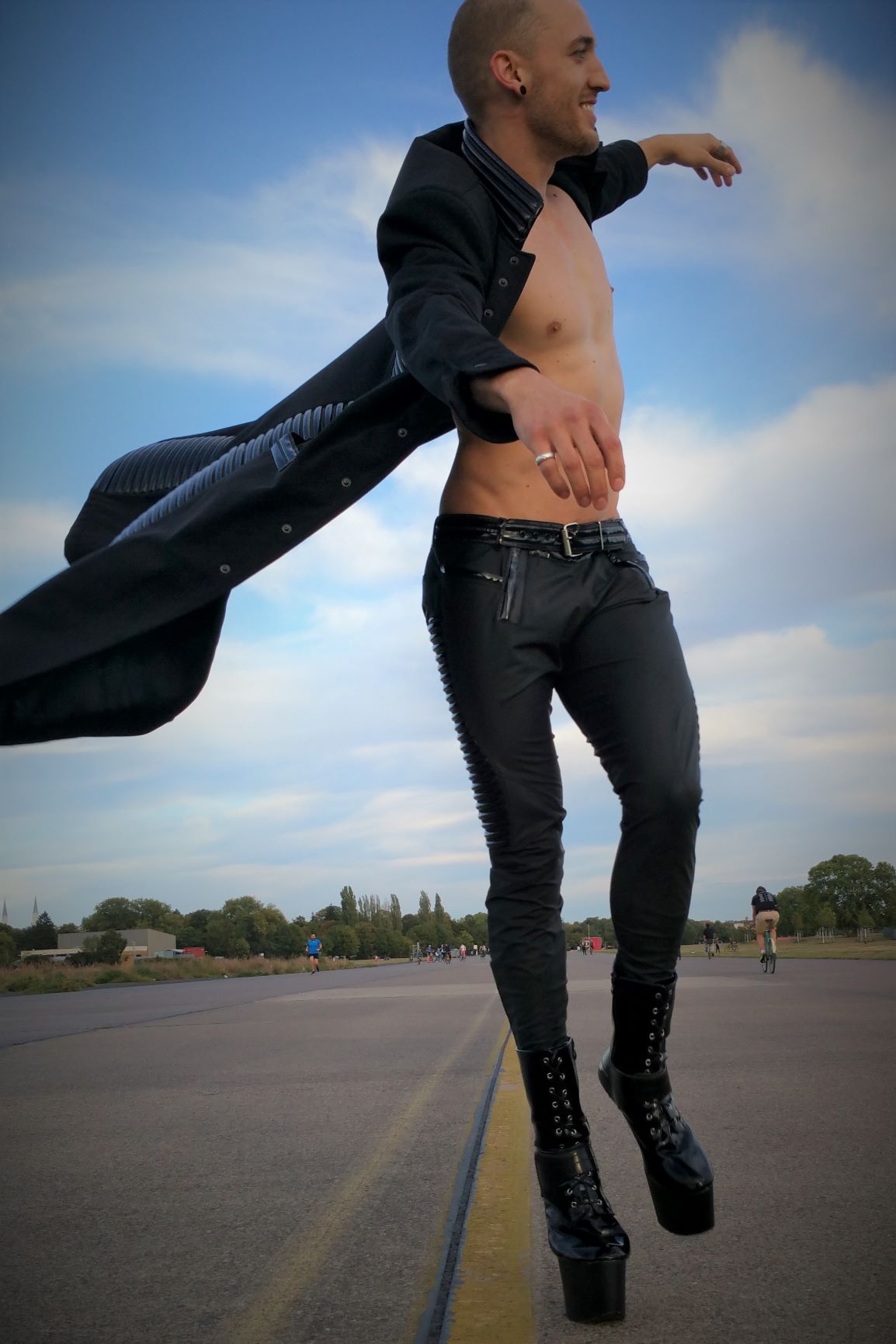Dandy Pant matte – matte black pants with ribbed stripe pattern, side view with laces