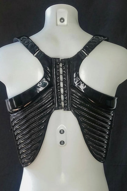 Reptor Top – glänzende schwarze Harness-Weste mit geripptem Mittelstreifen und Schulterpaneelen, Vorderansicht