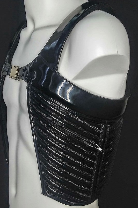 Reptor Top – schwarzes Patent-Harness mit gerippten Paneelen und Metallschnalle, Seitenansicht