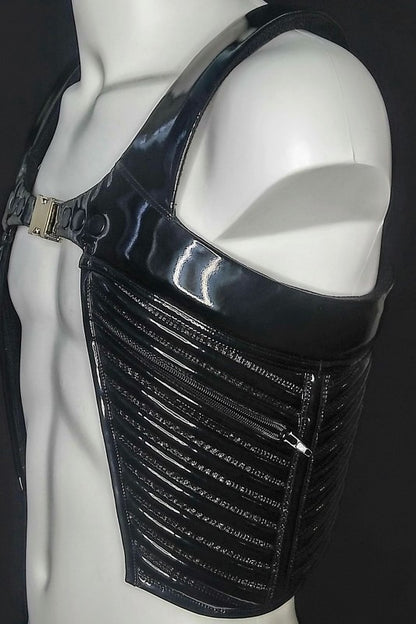 Reptor Top – schwarzes Patent-Harness mit gerippten Paneelen und Metallschnalle, Seitenansicht