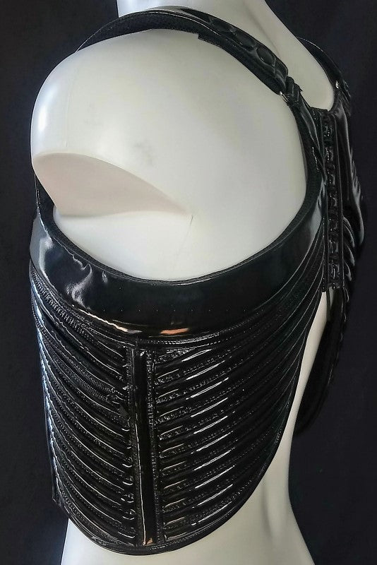 Reptor Top – schwarzes glänzendes Patent-Harness mit geripptem Design, Rückendetail