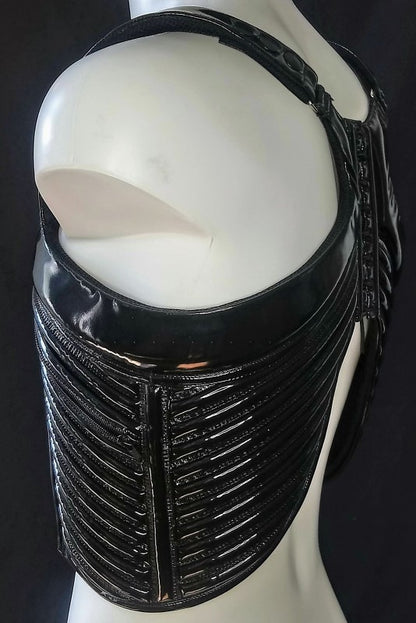 Reptor Top – schwarzes glänzendes Patent-Harness mit geripptem Design, Rückendetail