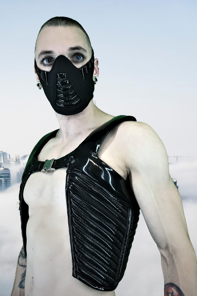 Reptor Top – schwarzes Patent-Harness-Weste mit gerippter Struktur und elastischen Trägern