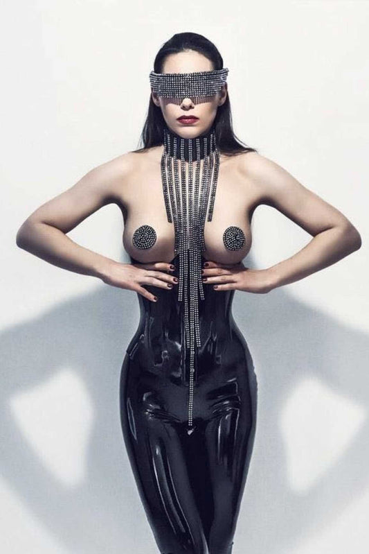 Saturna – glänzendes schwarzes Latex-Bodysuit mit Harnisch und Maske