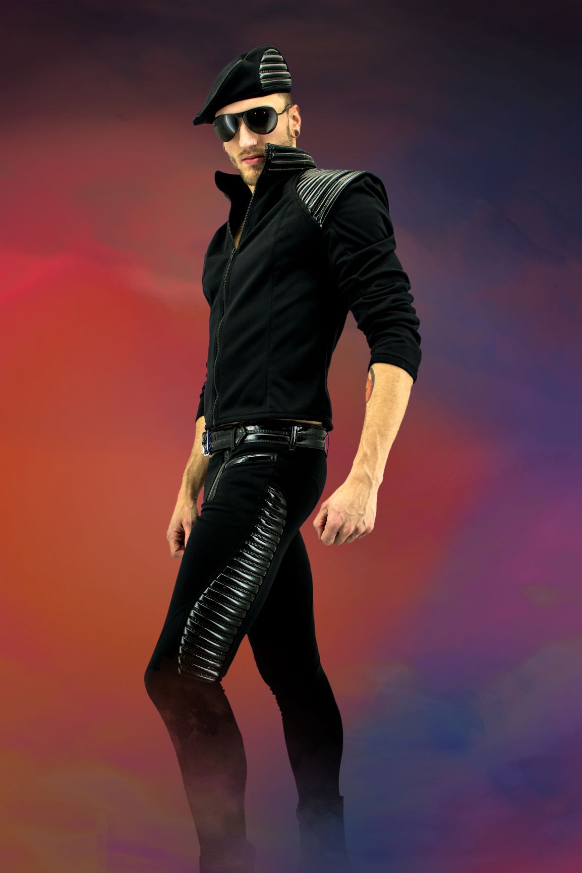 Dandy Pant Softshell – schwarze Softshell-Hose mit glänzenden PVC-Beinstreifen, Dreiviertelansicht