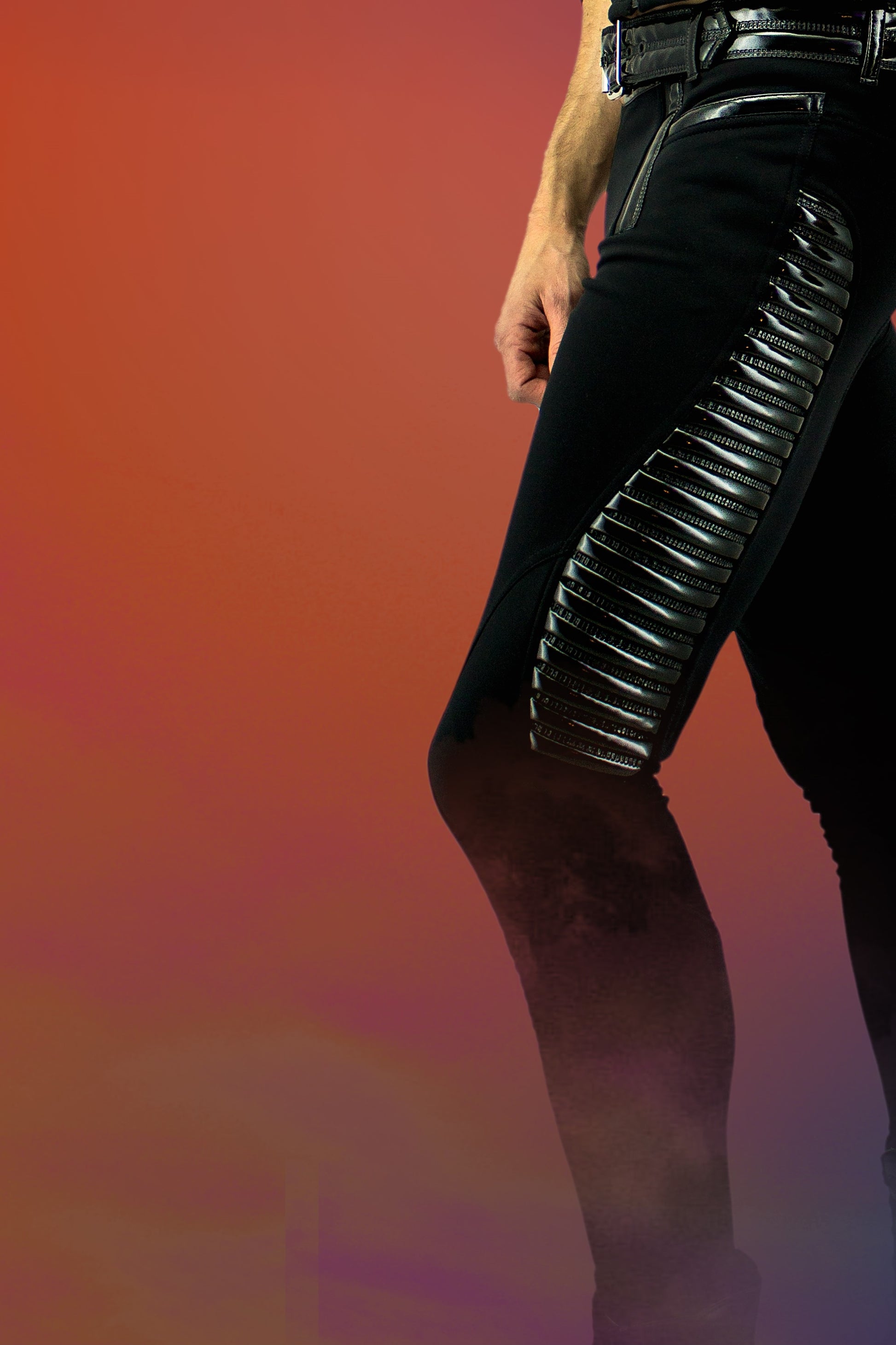 Dandy Pant Softshell – schwarzes Softshell mit glänzend silbernen Rippstreifen, Seitenansicht