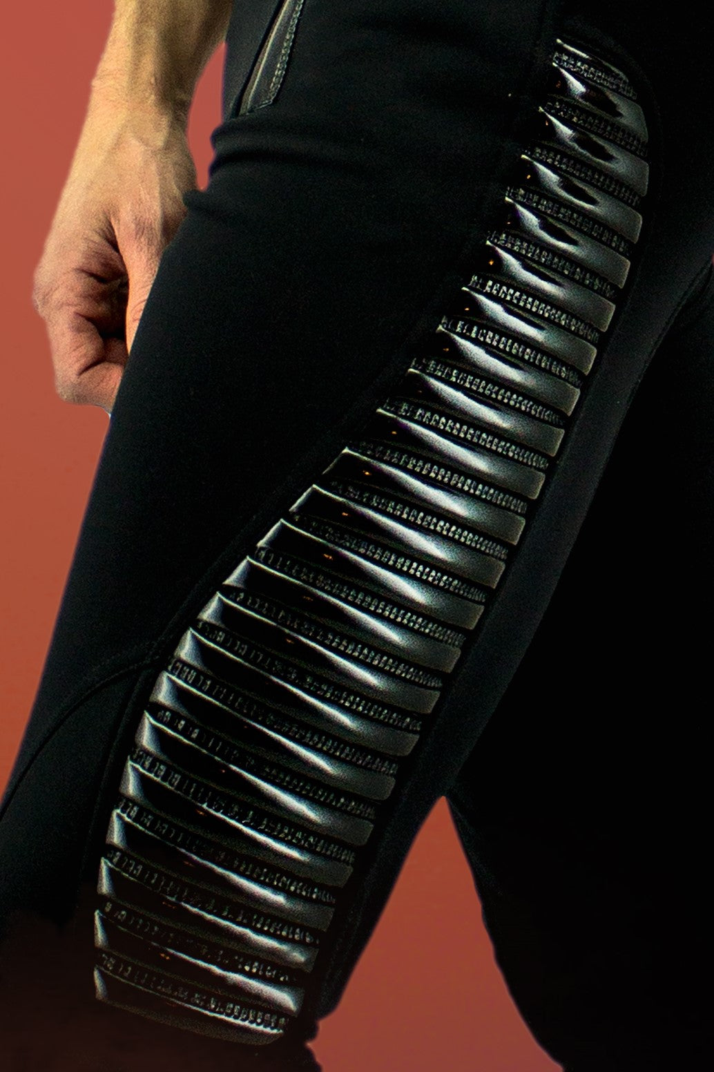 Dandy Pant Softshell – Detail glänzend schwarzes Patent mit horizontalen Rippstreifen, Seitendetail