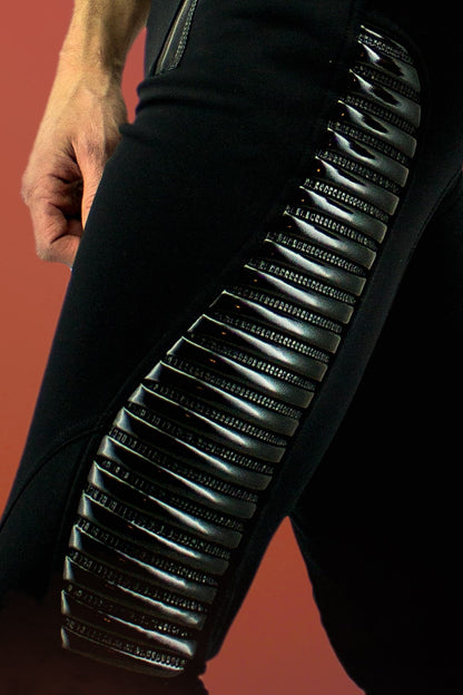 Dandy Pant Softshell – Detail glänzend schwarzes Patent mit horizontalen Rippstreifen, Seitendetail