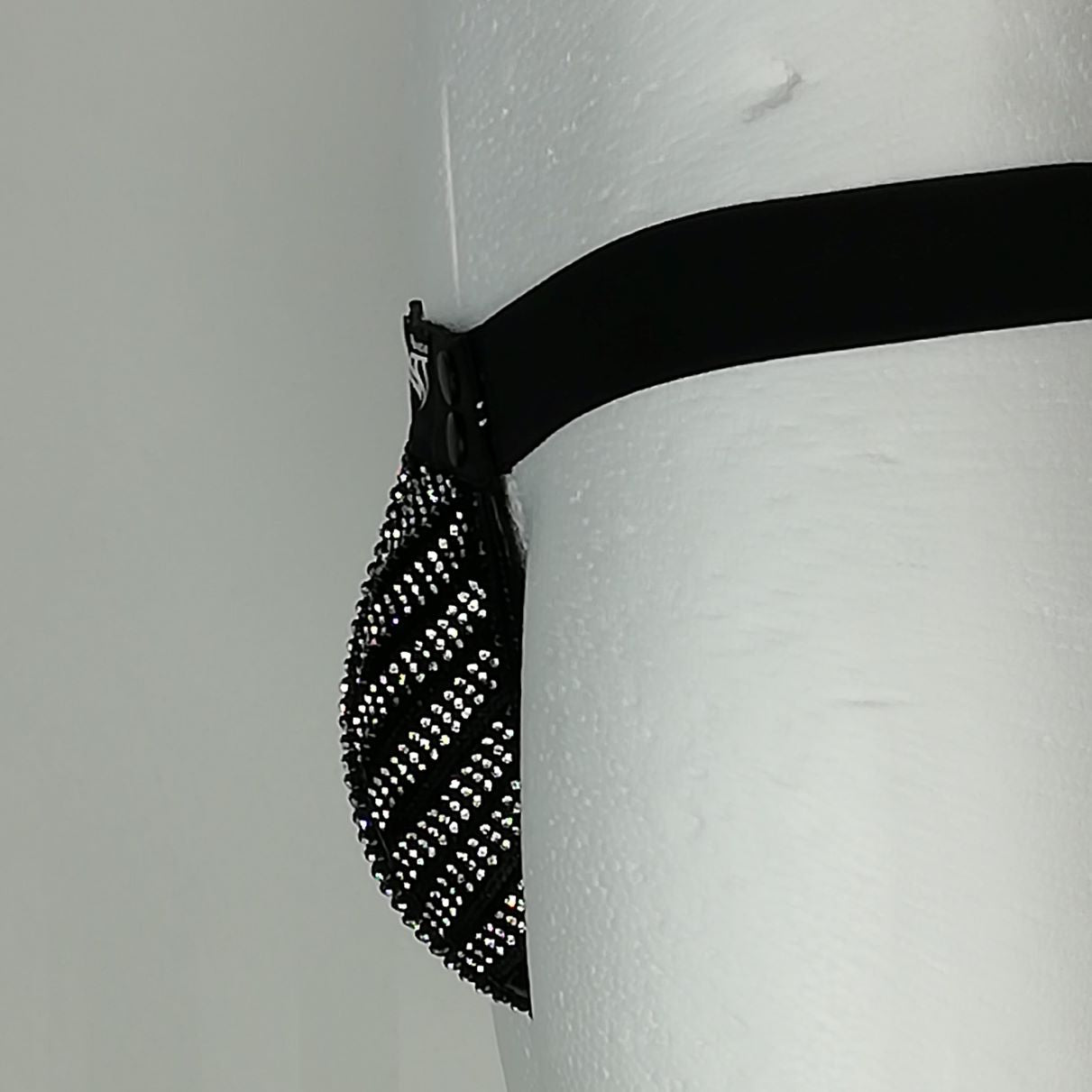 Trigo String mit Strass – schwarzes Material mit Strass-Besatz, Seitendetail