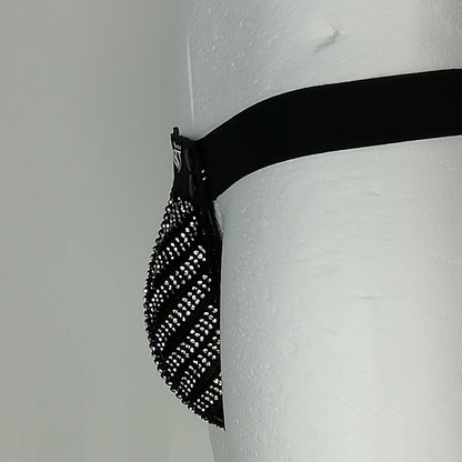 Trigo String mit Strass – schwarzes Material mit Strass-Besatz, Seitendetail