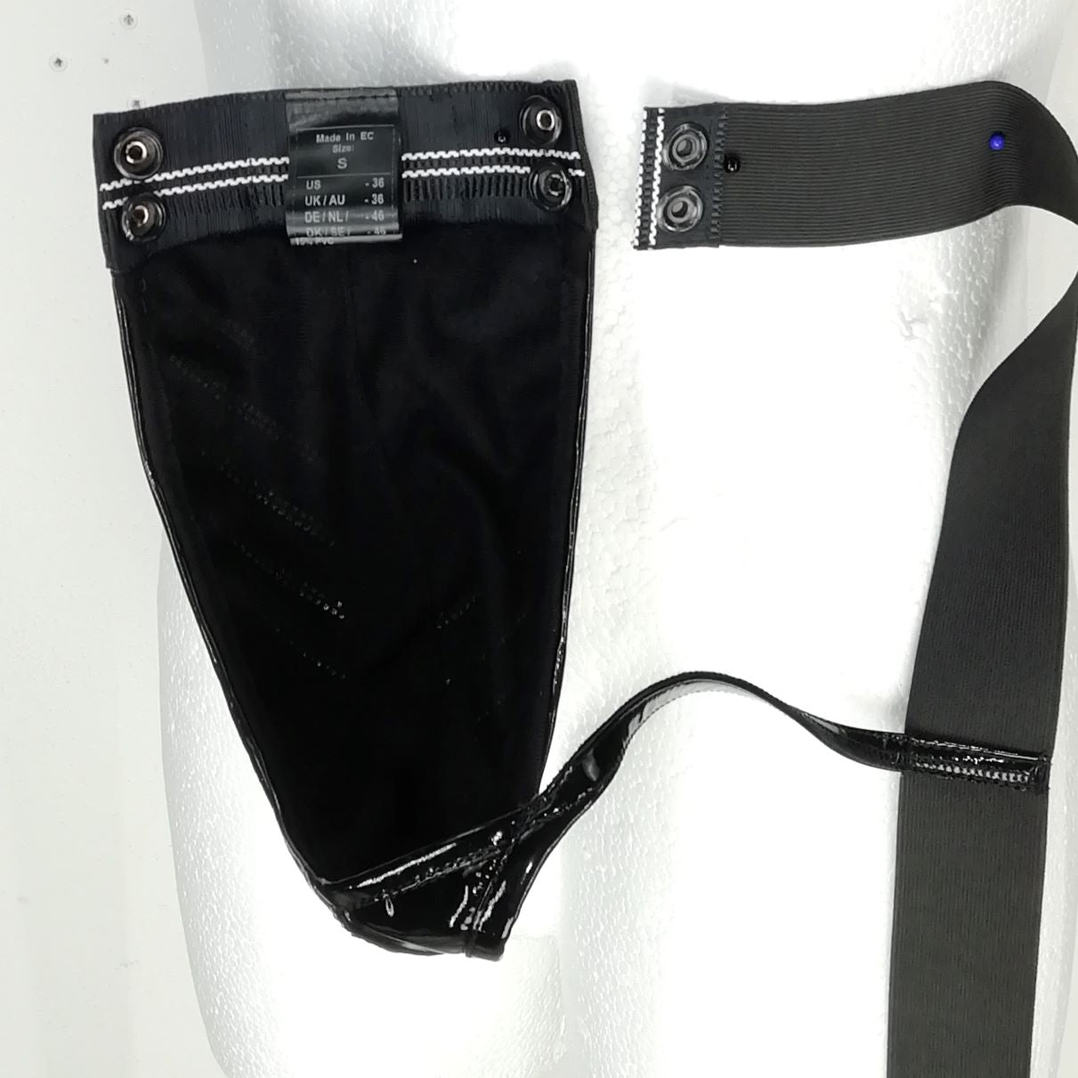 Trigo String mit Strass – schwarzes elastisches Band mit Strass-Applikationen und Ringverschlüssen, Detail