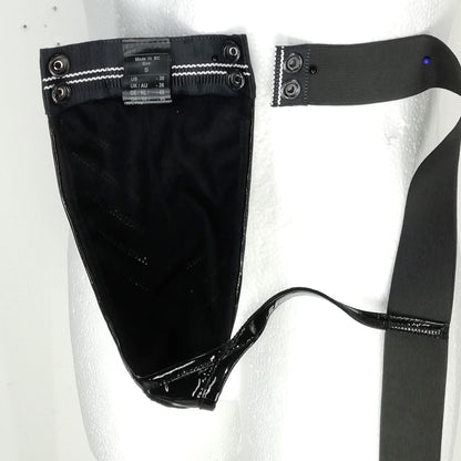 Trigo String mit Strass – schwarzes elastisches Band mit Strass-Applikationen und Ringverschlüssen, Detail