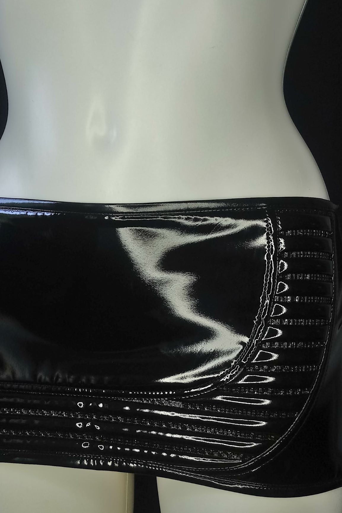 Supermini – glänzend schwarze Latex-Shorts mit Kettenhemd-Panel, Seitenansicht