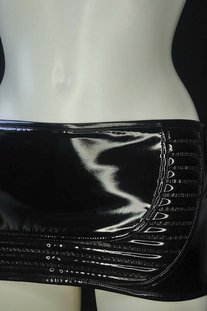 Supermini – glänzend schwarze Latex-Shorts mit Kettenhemd-Panel, Seitenansicht
