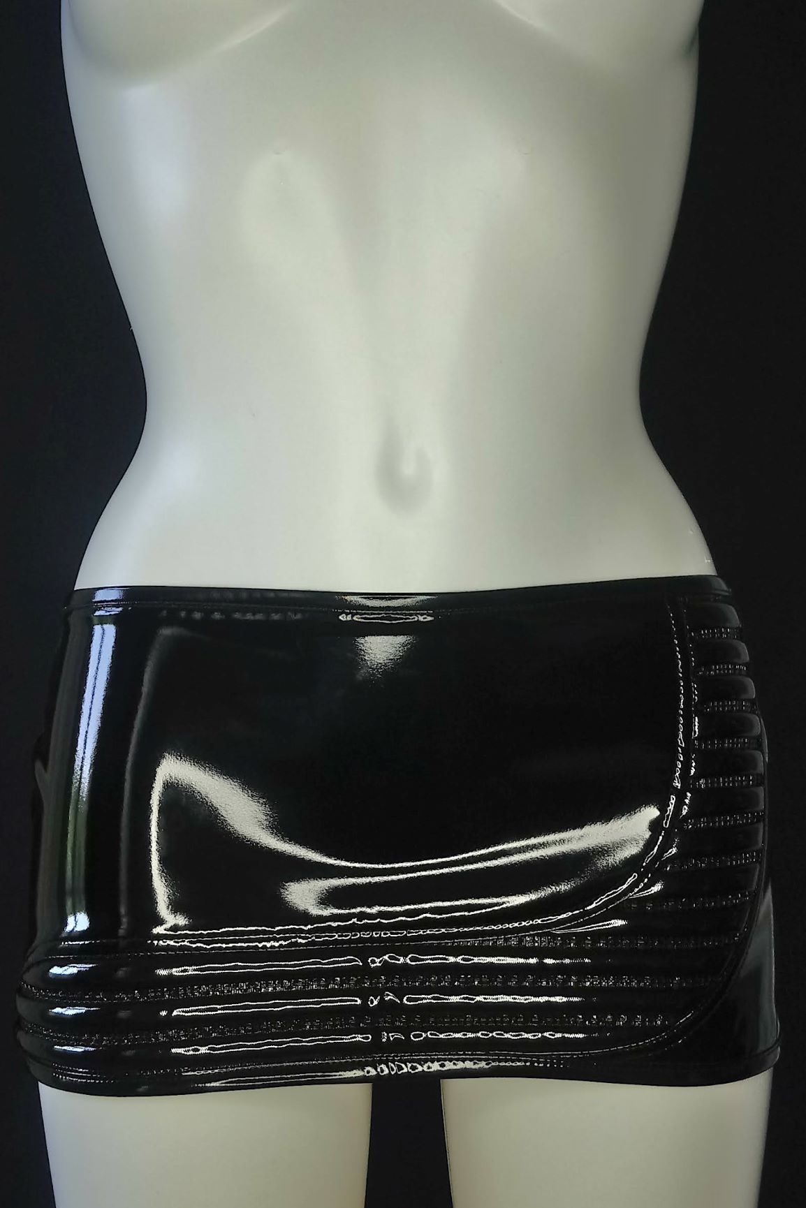 Supermini – glänzend schwarze Latex-Shorts mit Kettendetail, Rückansicht