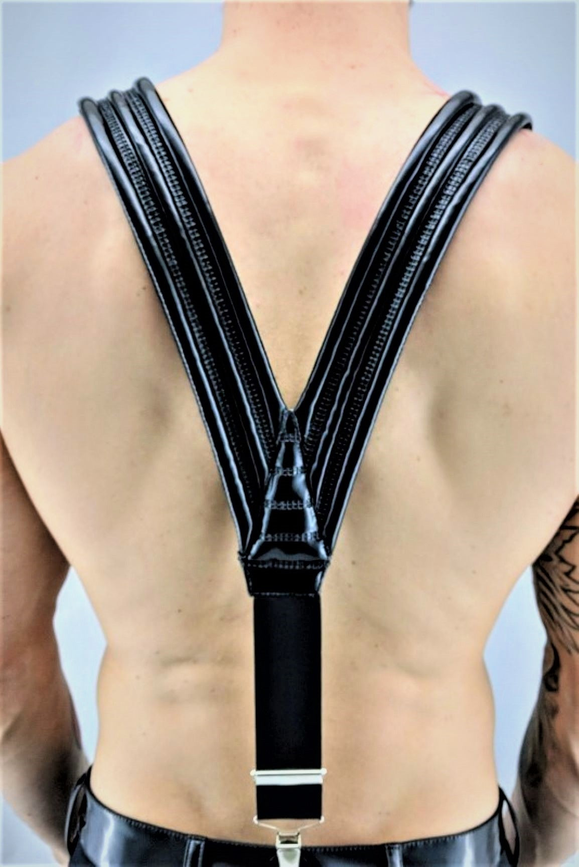Suspender – schwarzes geripptes PVC-Schulterharnisch mit verstellbaren Rückenträgern, Rückenansicht