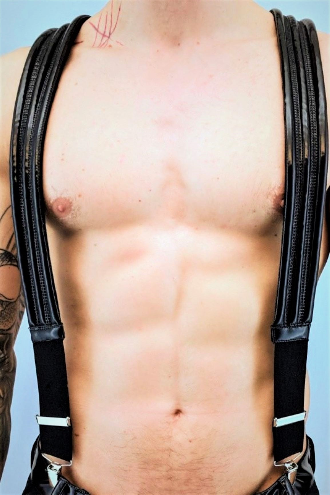 Suspender – schwarzes geripptes PVC-Schulterharnisch mit Metallringen, Vorderansicht