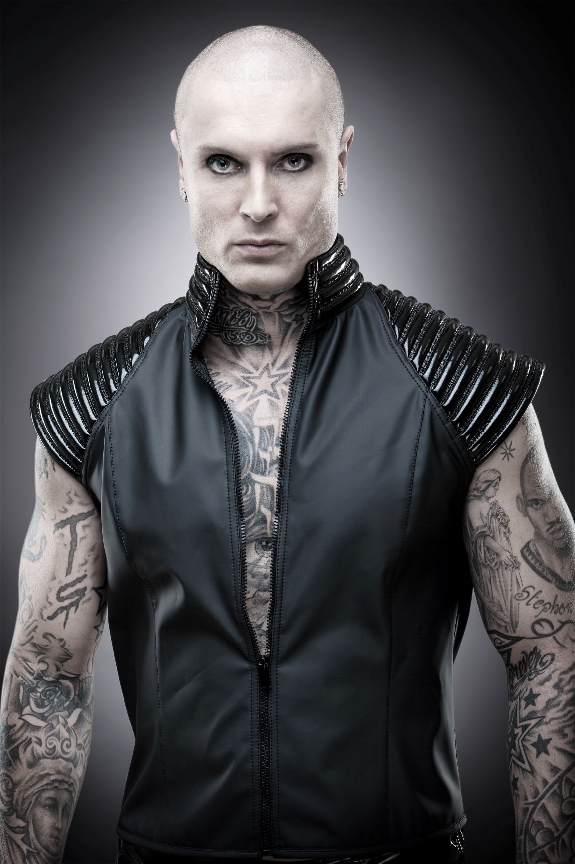 Trigo Top matte – matte black sleeveless vest with ribbed shoulder armor detail, front view