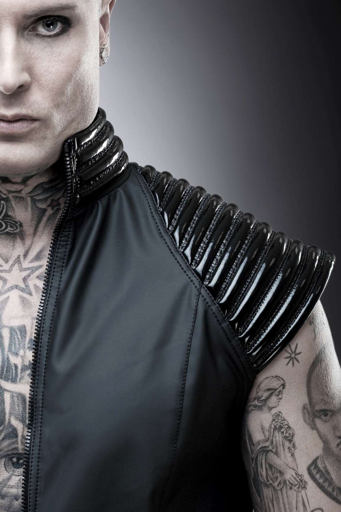 Trigo Top matte – matte black sleeveless vest with ribbed shoulder armor, side-angle view