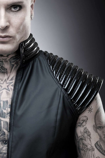 Trigo Top matte – matte black sleeveless vest with ribbed shoulder armor, side-angle view