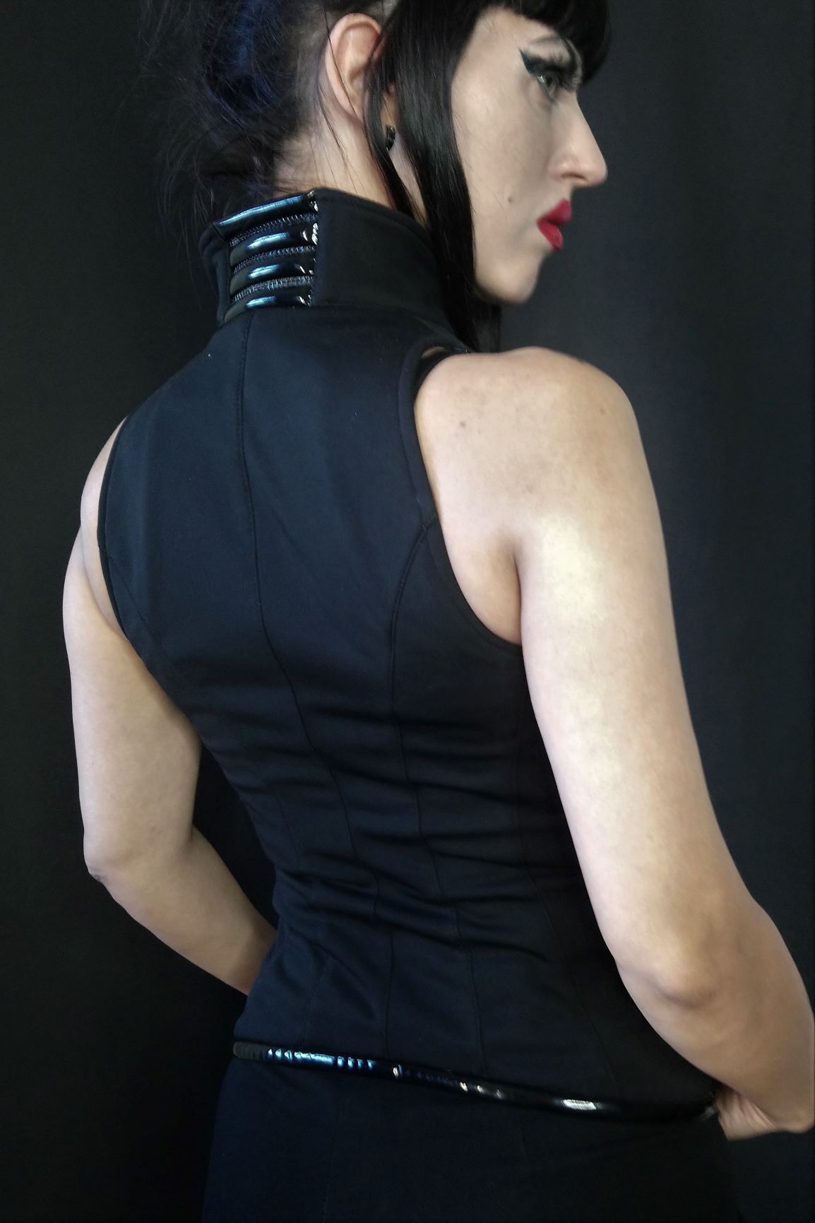 Zar Vest Softshell – glossy black striped softshell vest, back view showing neckline detail