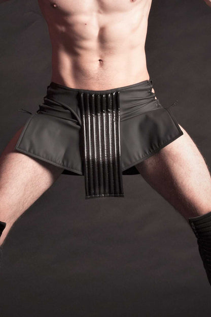 Gladiator – schwarze matte Shorts mit Metallstab-Detailpanel vorne, Nahaufnahme