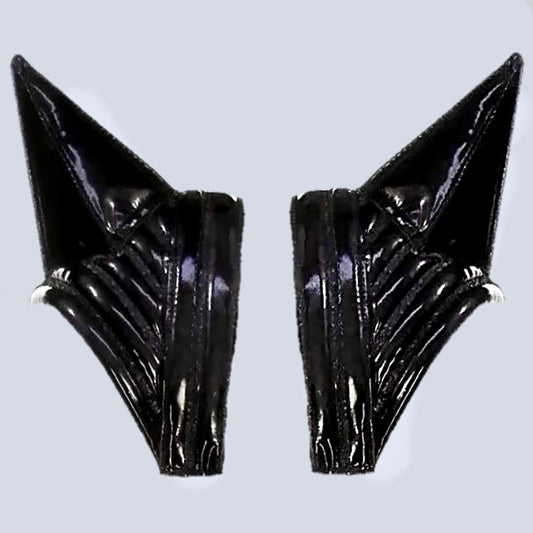 Horn DK – glänzend schwarze PVC-Armschützer mit spitzem Horndesign, Detailansicht